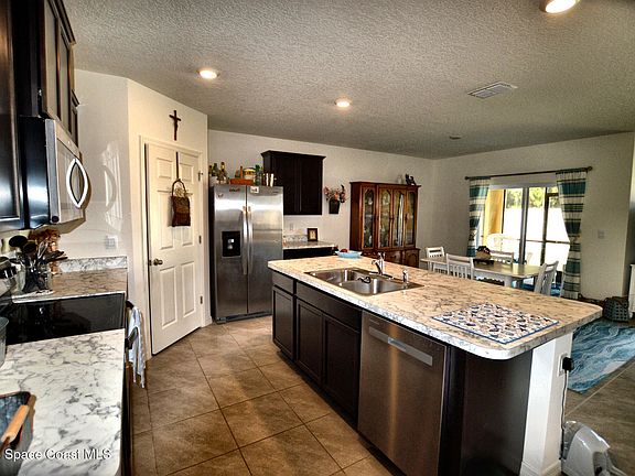 5th image of 977 Trinity St