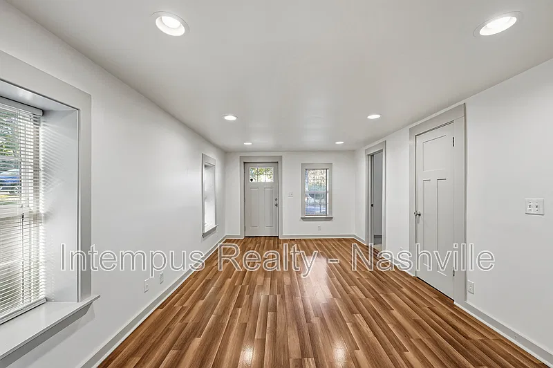 2 bed, 1.0 bath, 889 sqft, $1,497 — Photo 2