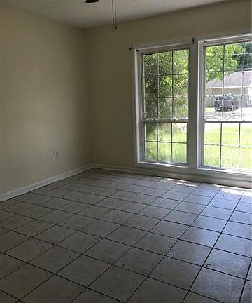 2nd image of 2940 Camellia Dr #B