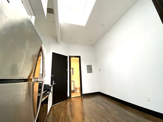 Rented by R New York | media 9