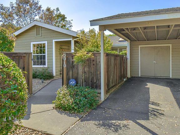 2nd image of 3010 Woods Cir