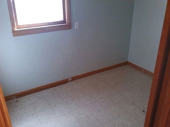 4th image of 103 N Broadway St