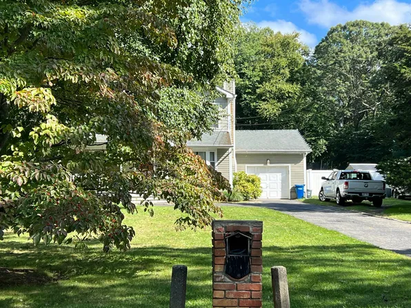 69 Oak St, Centereach, NY 11720