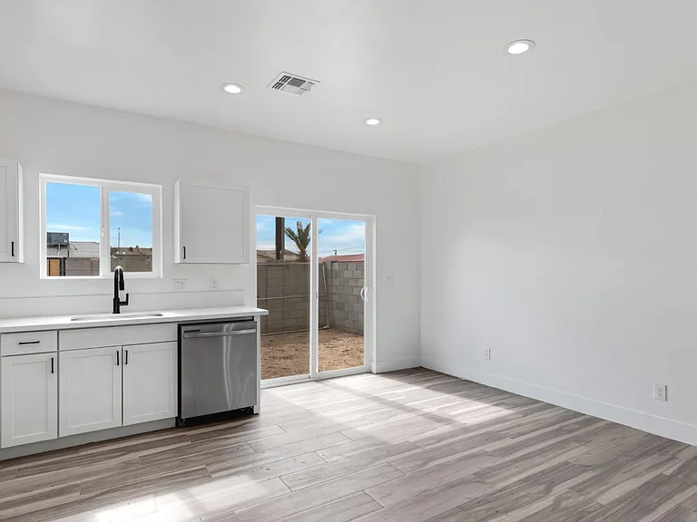1527 W Hadley St #1 — Photo 17