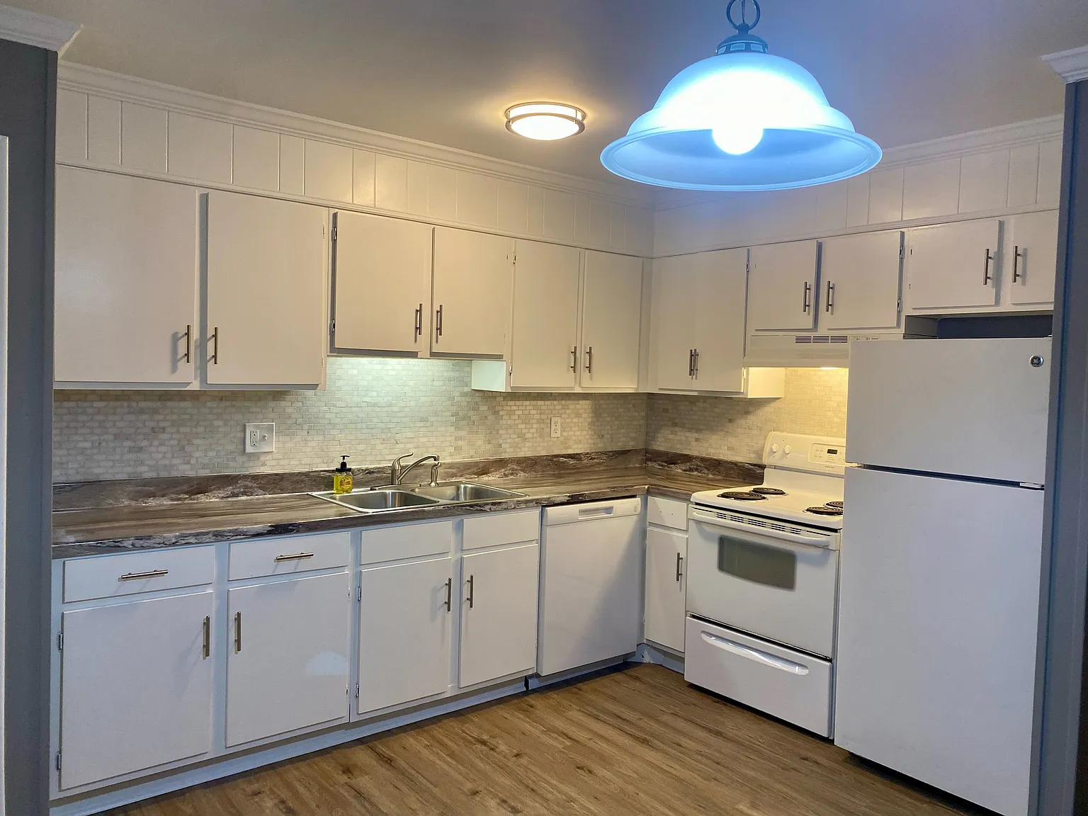 2 bed, 1.0 bath, 881 sqft, $950 — Photo 2