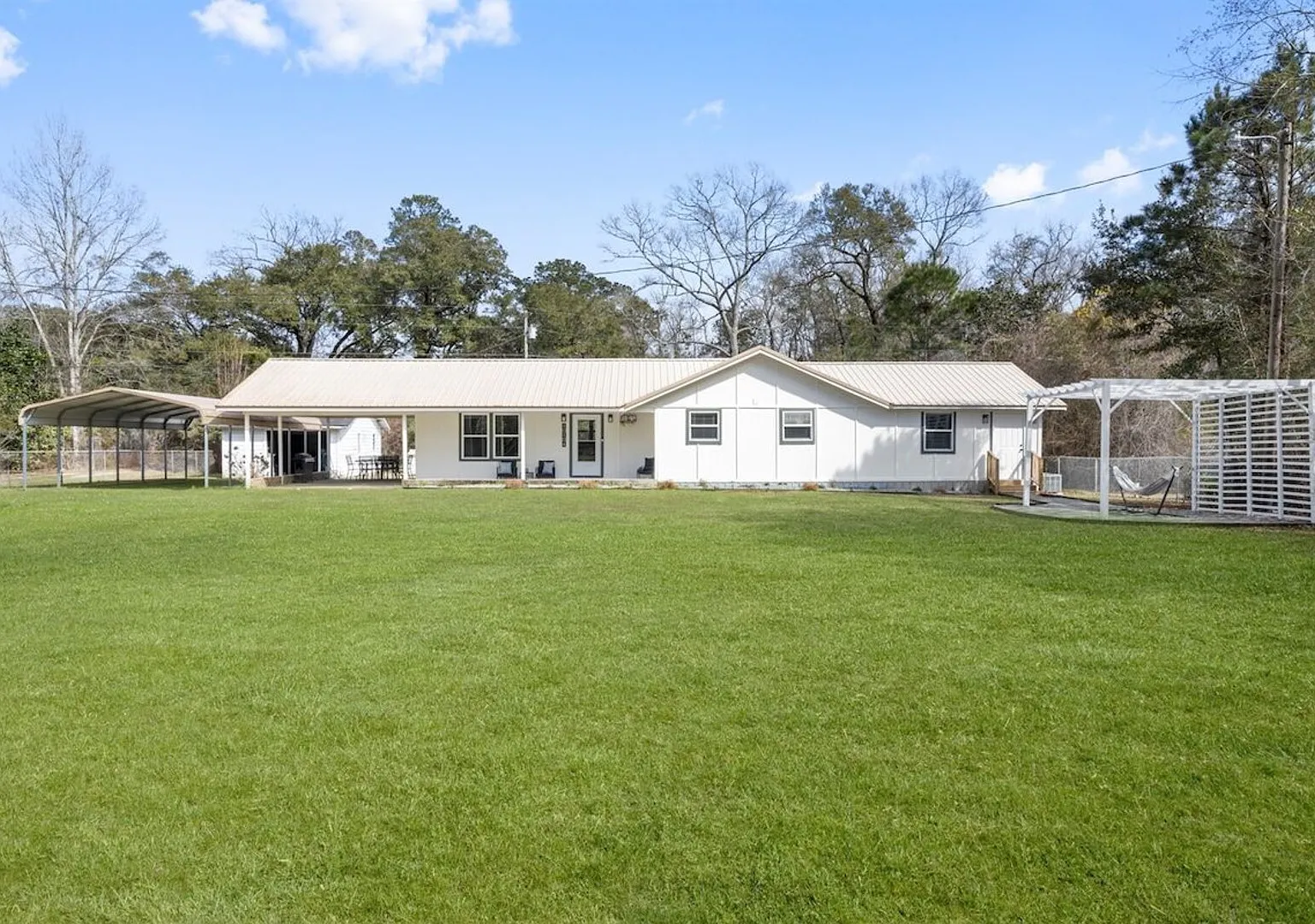 Peaceful Retreat with Fenced Yard — Photo 2