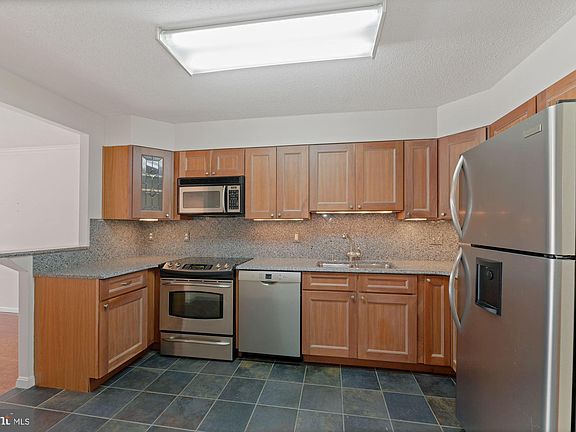 5th image of 1600 N Oak St APT 1132