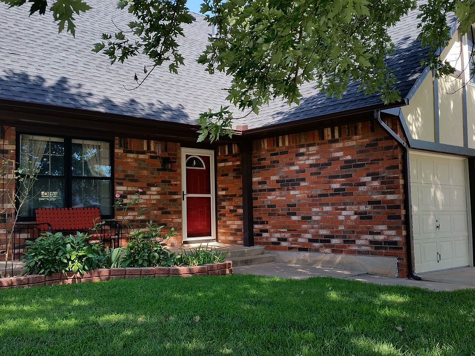1st image of 105 S Bouziden Dr