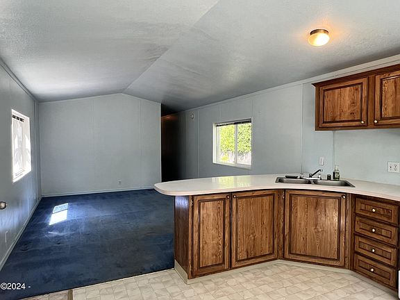 4th image of 341 SE Neptune Ave