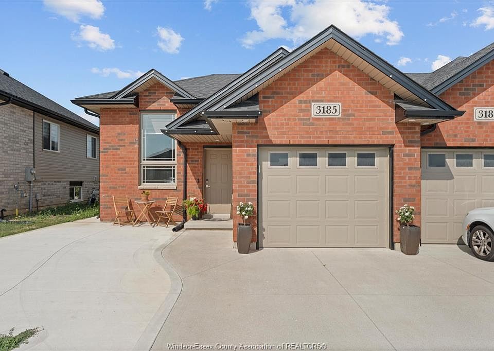 1st image of 3185 Viola Cres