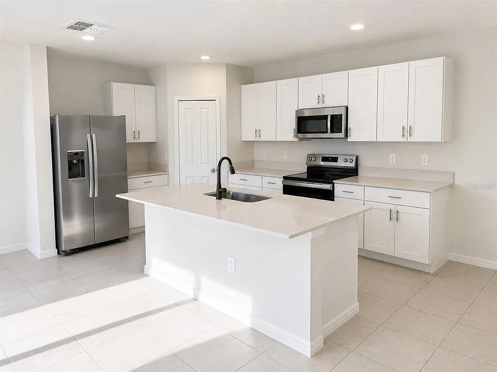 4 bed, 2.5 bath, 1874 sqft, $2,500 — Photo 4
