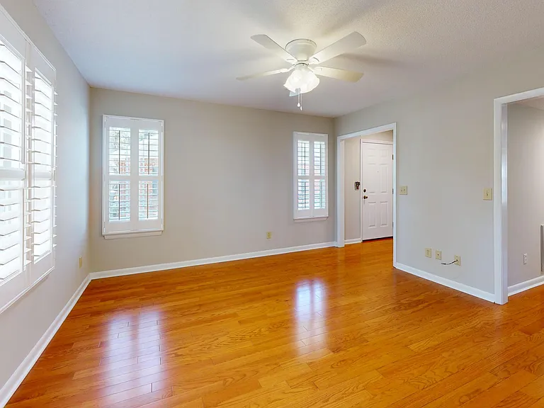 727 Chancery Ln — Photo 4