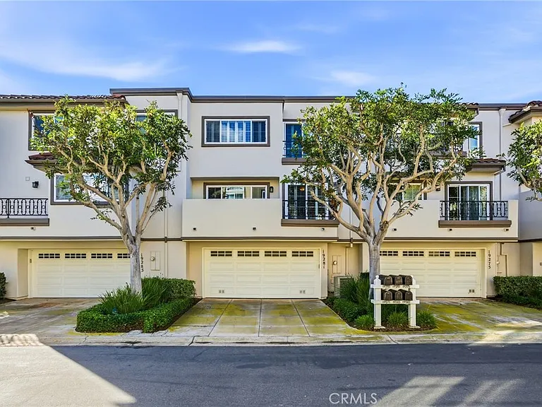 19281 Meadowood Cir — Photo 3