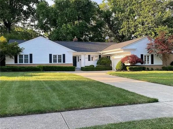 30208 Applewood Dr, Bay Village, OH 44140