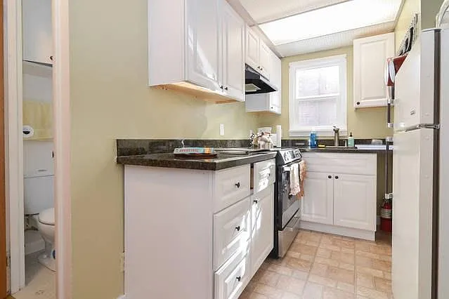 The kitchen has granite countertops