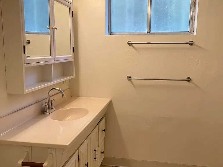 2111-13 Nob Hill Ave N #2111A-21131/2 — Photo 12