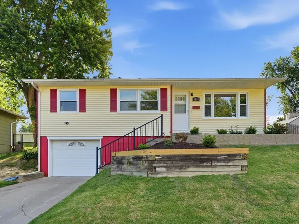 3489 Sunny Hill Dr, Bettendorf, IA 52722