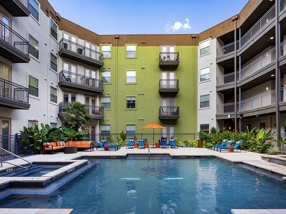 300_amenity_pool (2)