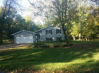 5561 Hickorywood Ct, Cedar Rapids, IA 52411