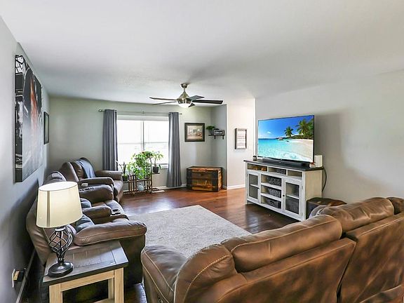 2nd image of 2901 Hayfield Ln