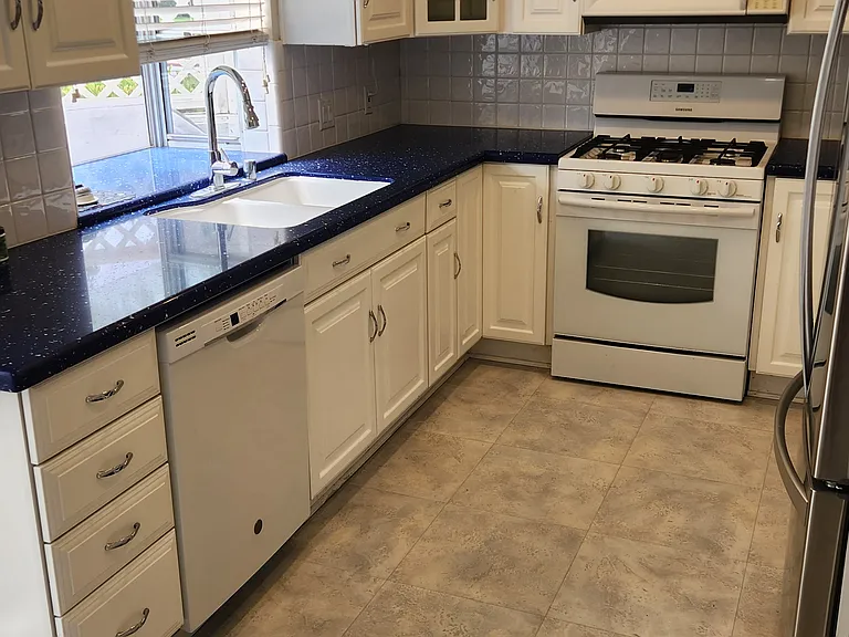 421 Burlington Ct #101 — Photo 6