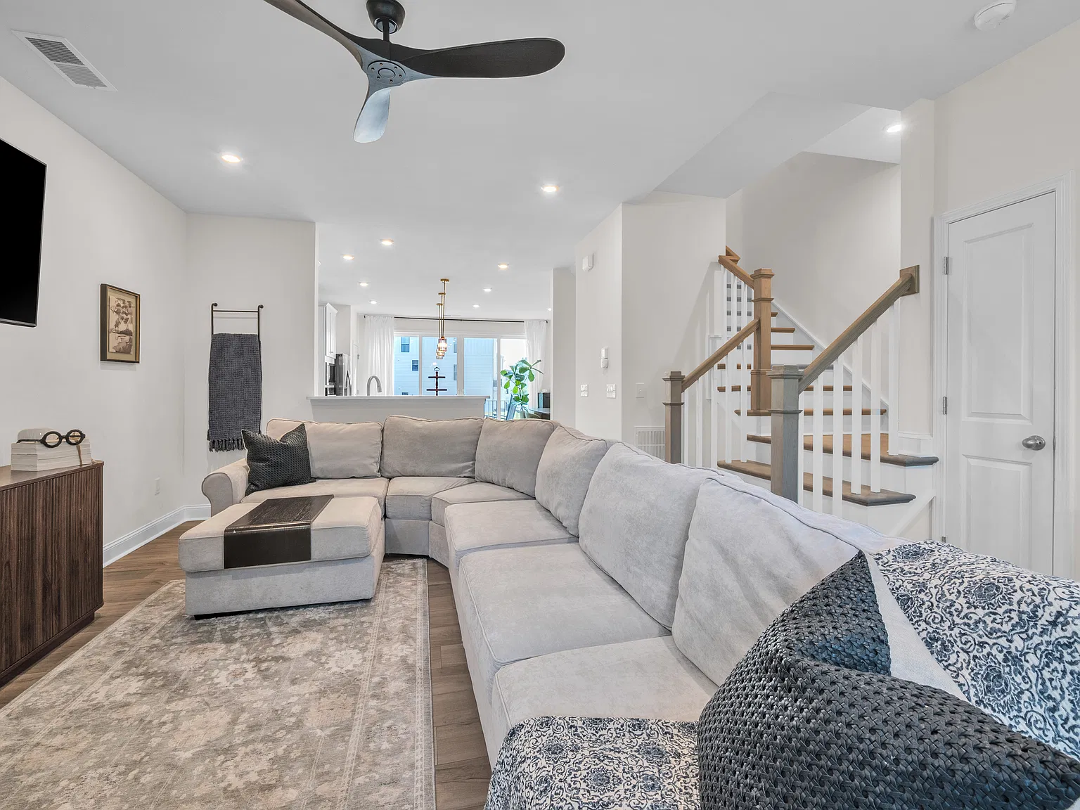 4 bed, 3.5 bath, 1887 sqft, $4,500 — Photo 2
