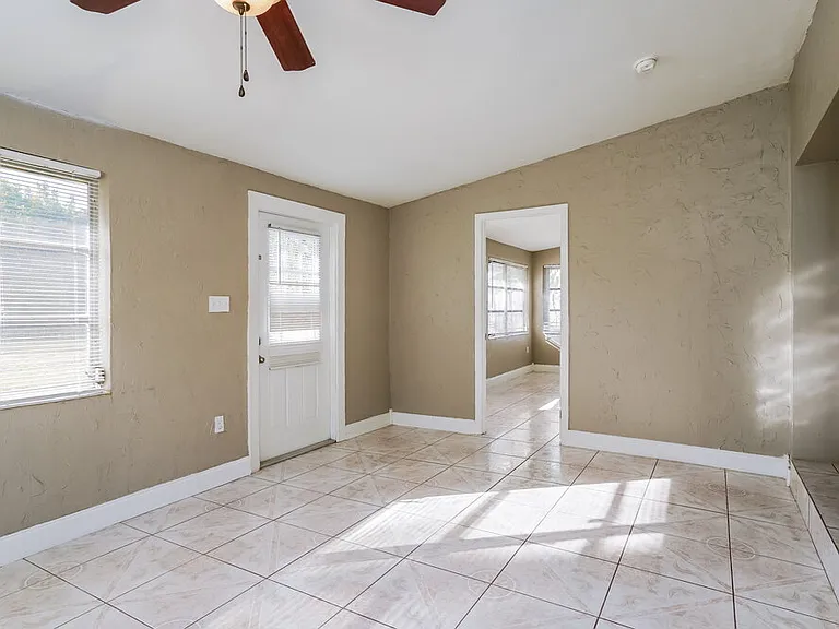 1119 Clayton Ave — Photo 7