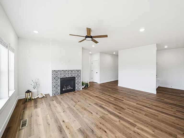 485 E River Ln — Photo 10