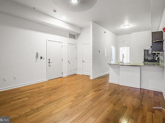 3rd image of 2031 S Juniper St #201