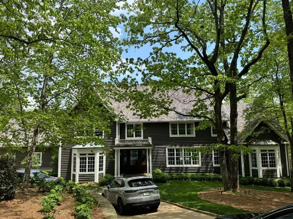 4 Wood Hill Dr, Lookout Mountain, TN 37350