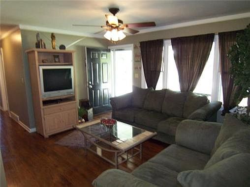 2nd image of 2111 Shawnee Dr