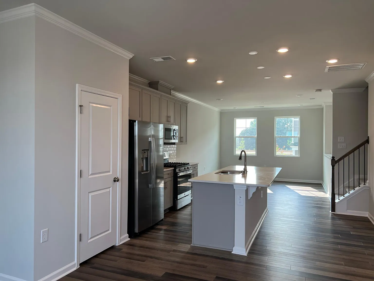 3 bed, 3.5 bath, 1684 sqft, $1,895 — Photo 4