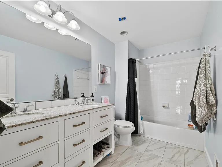 Toboggan Cir — Photo 2