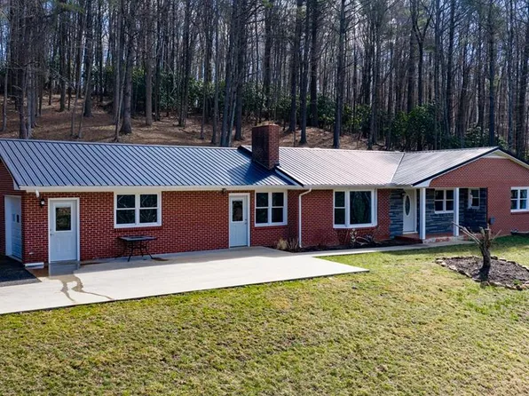 469 Burnett Rd SW, Meadows Of Dan, VA 24120