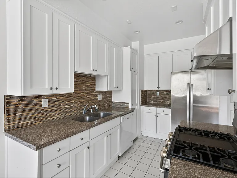 Woodman Ave Apartments — Photo 72