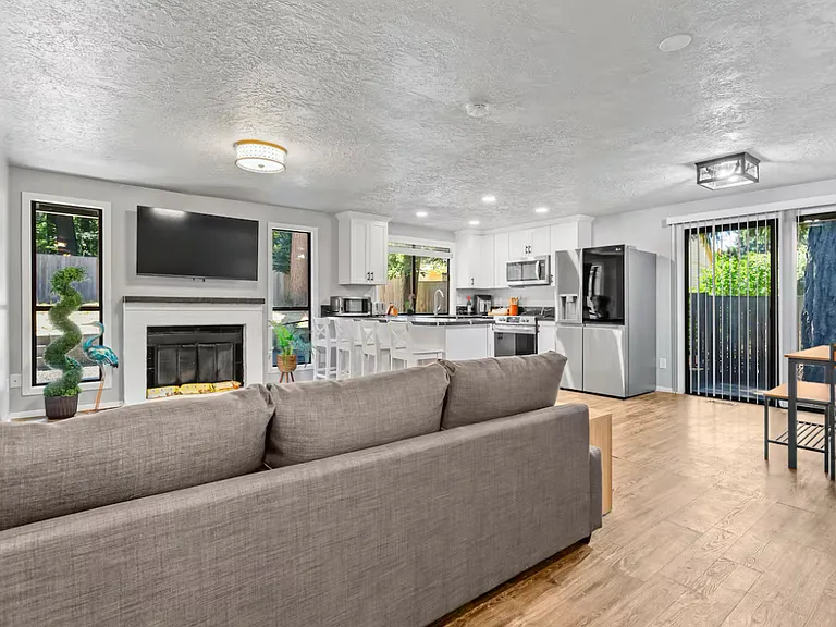 8232 SW Tygh Loop — Photo 8