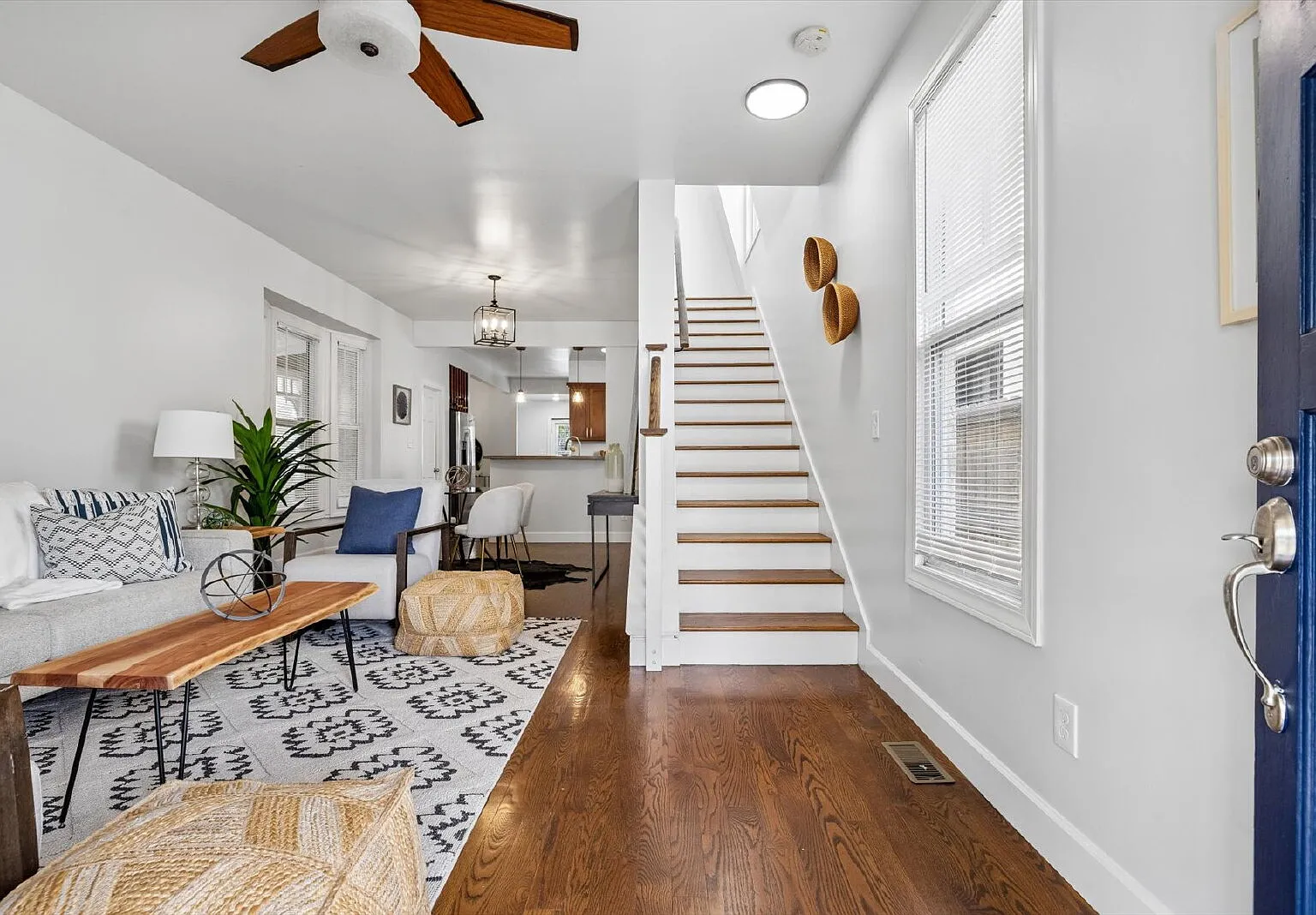 3 bed, 2.0 bath, 1426 sqft, $3,300 — Photo 2