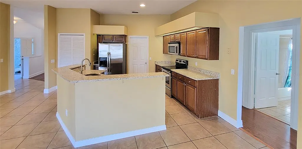 4 bed, 2.0 bath, 2162 sqft, $3,050 — Photo 4