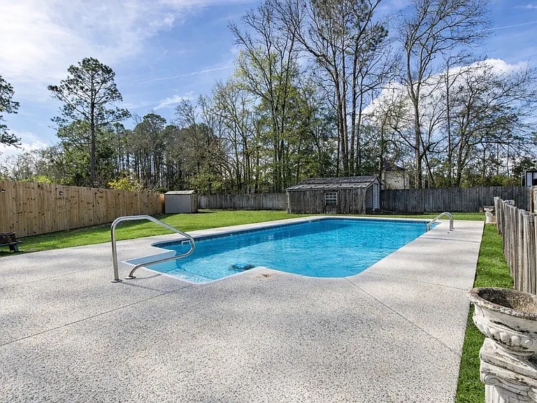 8 Cameron Ct W — Photo 1