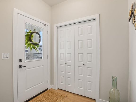 2nd image of 38 E Thayer Close