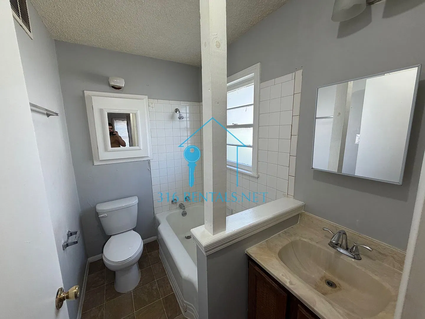 $925 - 2 bedroom / 2 bathroom - Spacious Duplex — Photo 4
