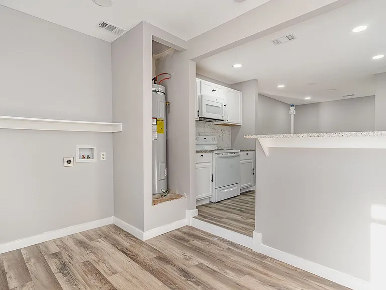 4804 Fellows Ln — Photo 6