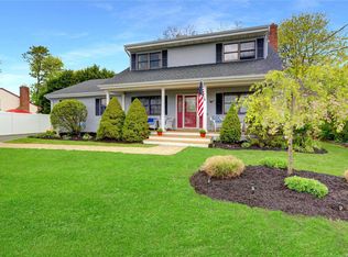 869 Lafayette Ave, Bohemia, NY 11716