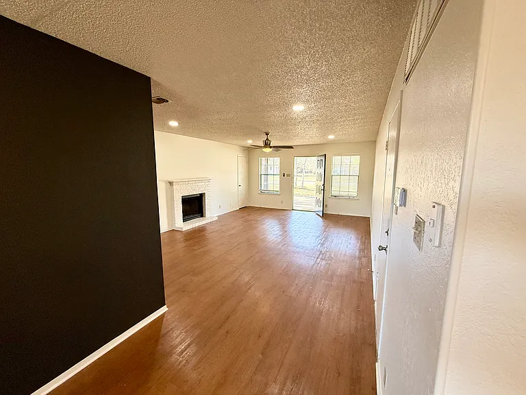 508 Algerita Dr #B — Photo 3