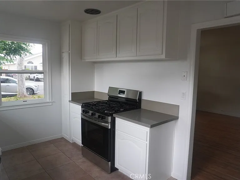 2528 W Flower Ave — Photo 2