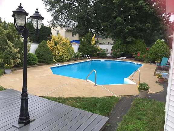 2nd image of 158 Harriot Dr