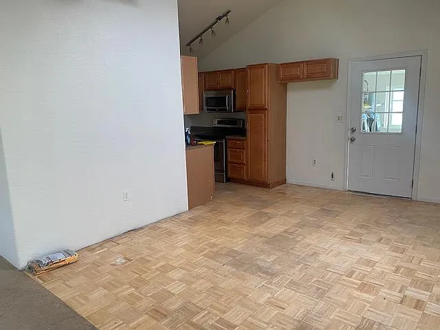 3 bed, 1170 sqft, $3,700 — Photo 2