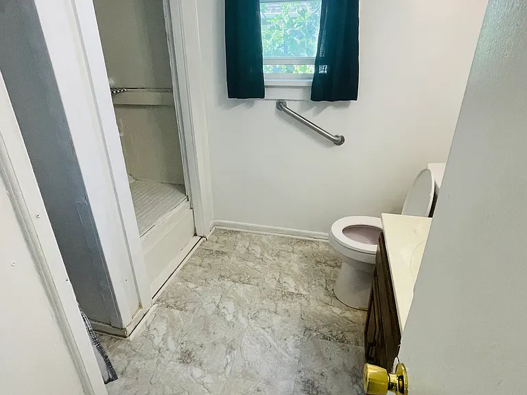 917 Chestnut St — Photo 3