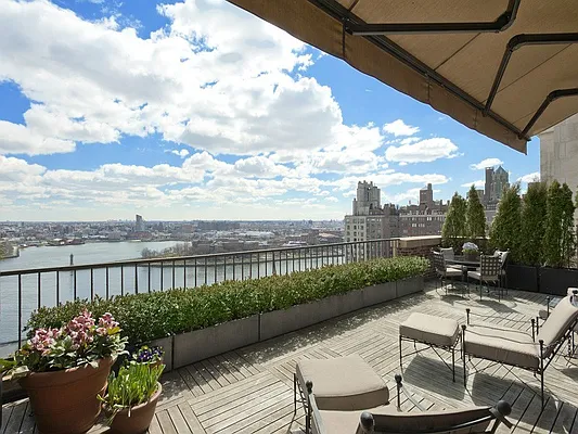 Sold by Sotheby's International Realty | media 27