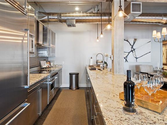 4th image of 900 S Peters St #3